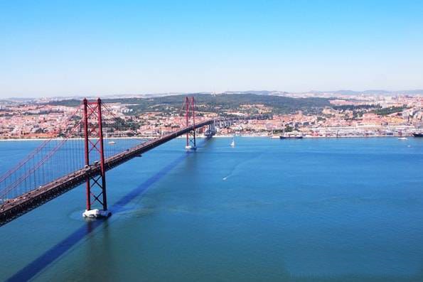 ポルトガル・リスボン・テージョ川にかかる赤い橋